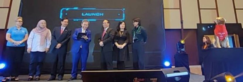 拿督阿玛沈桂贤（中）代表砂拉越总理拿督巴丁宜丹斯里阿邦佐哈里为大会主持推展礼时影。