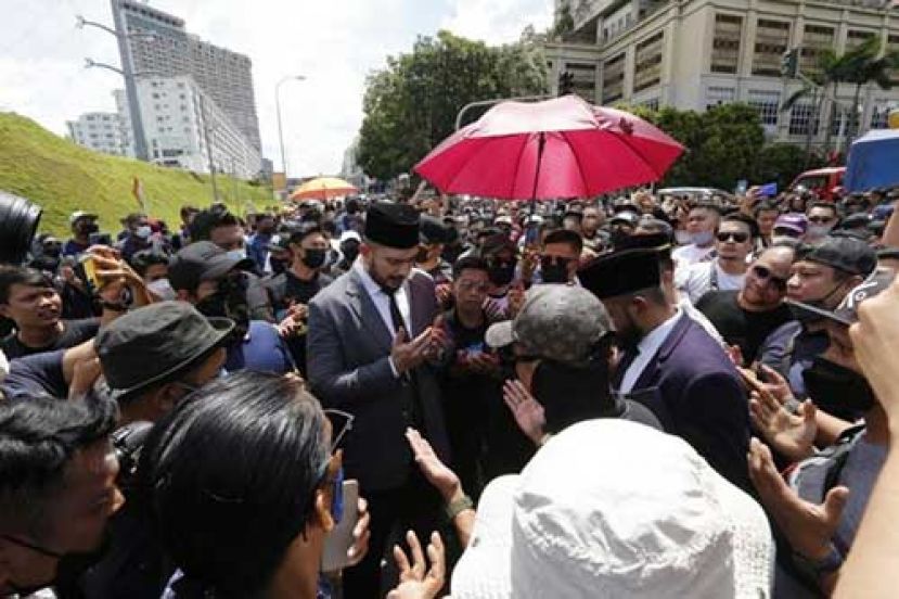 ●民众聚集在国家王宫外声援纳吉。