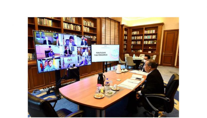 首相丹斯里慕尤丁（右）主持大马社会保障理事会视讯会议。
