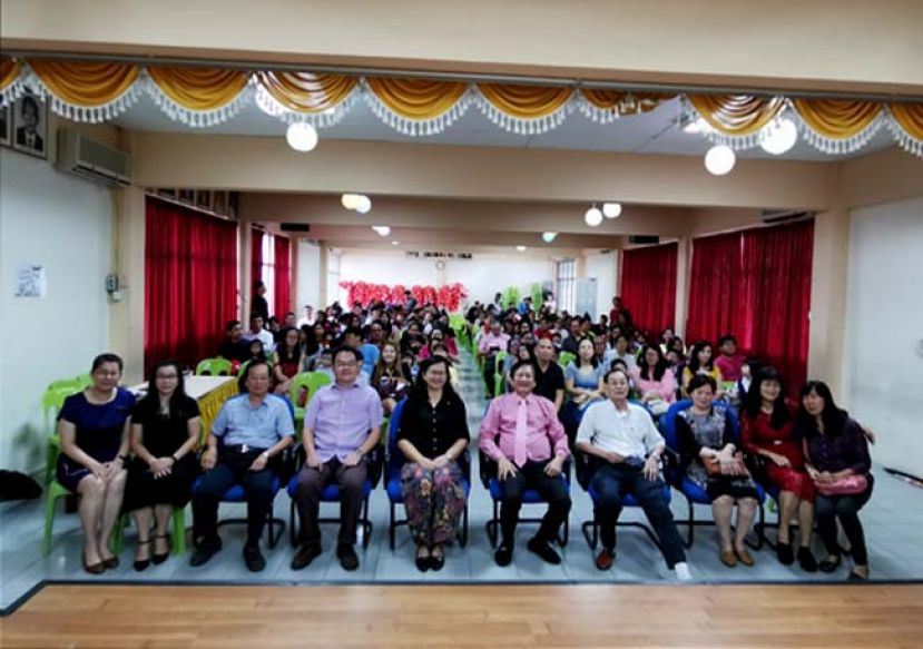 古晋中华小学第五校与家长交流会，出席者合影，前排左四起;为校董会秘书长田松茂、校长陈美玲及古晋校董会主席拿督王长福。