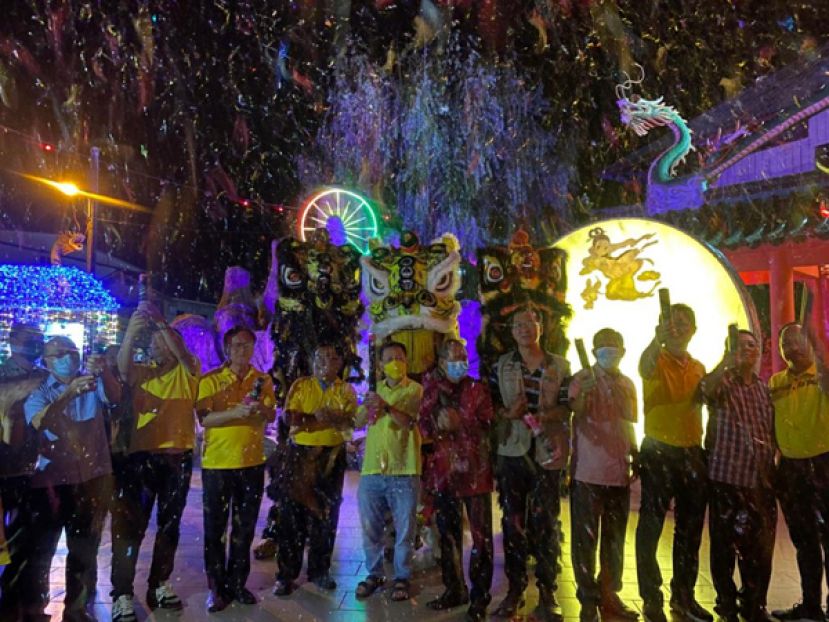 砂副总理兼公共卫生、房屋与地方政府部部长暨石角区州议员拿督斯里沈桂贤（前左五）在众人的陪同下，为石角广龙宫的花灯会主持亮灯仪式。前左2起为甲必丹陈君义、峇都吉当区州议员兼巴达旺市议会主席罗克强及石角老街工委会副主席温武将；前右2起为天猛公陈如飞、砂总理政治秘书陈开、古晋石角中华公会会长林亚德、哥打圣淘沙区州议员叶耀星及石角老街工委会主席甲必丹蔡明新。