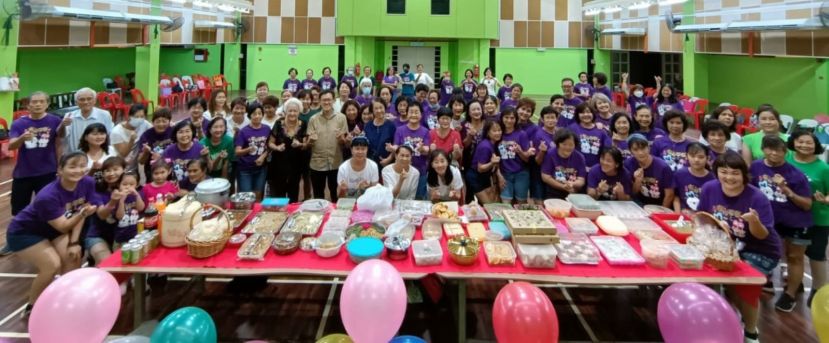 薛华东（次排左8）受邀参与盐柴港土风舞班庆祝国际妇女节。