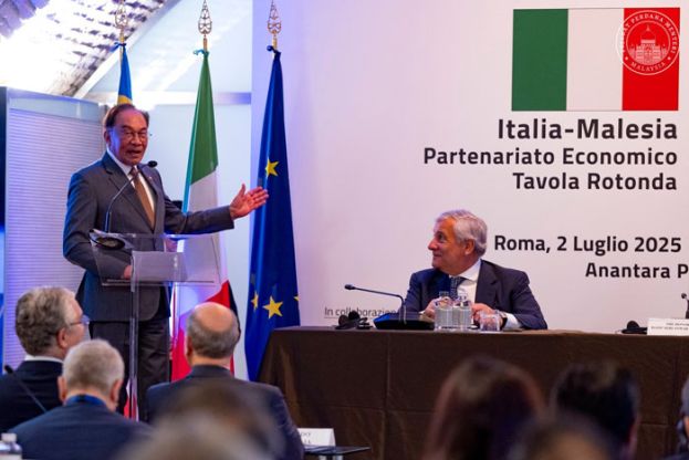 首相安华与意大利副总理塔亚尼主持大马-意大利经济伙伴圆桌会议。