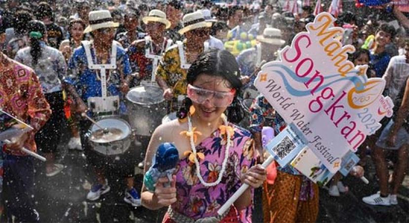 泰国泼水节登场，群众聚集打水仗。
