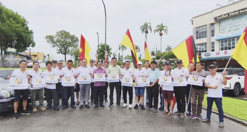 参与60周年722砂拉越独立日远征活动者与嘉宾们合照。