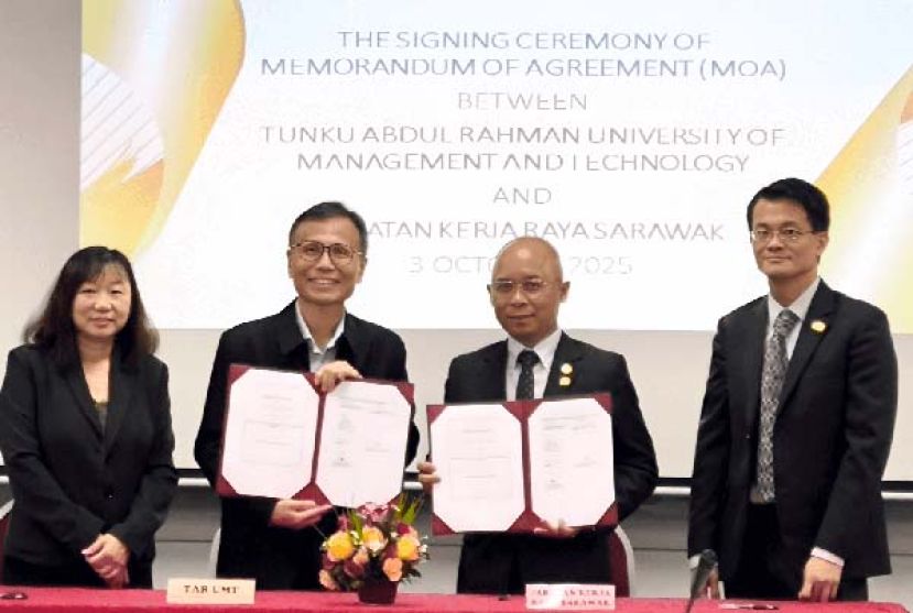 李仕伟（左二）和卡西迪（右二）分别代表拉曼理工大学及砂拉越公共工程  局签约。骆翠凤（左一）与陈敏信（右一）陪同。