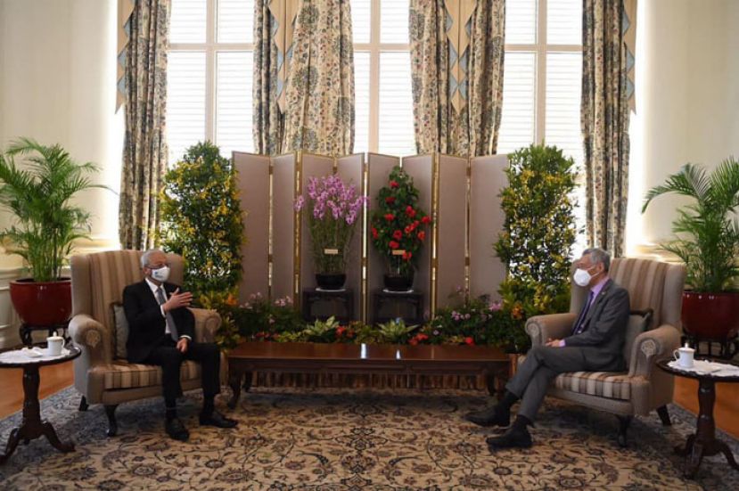 首相依斯迈沙比里(左)和新加坡总理李显龙进行会晤。