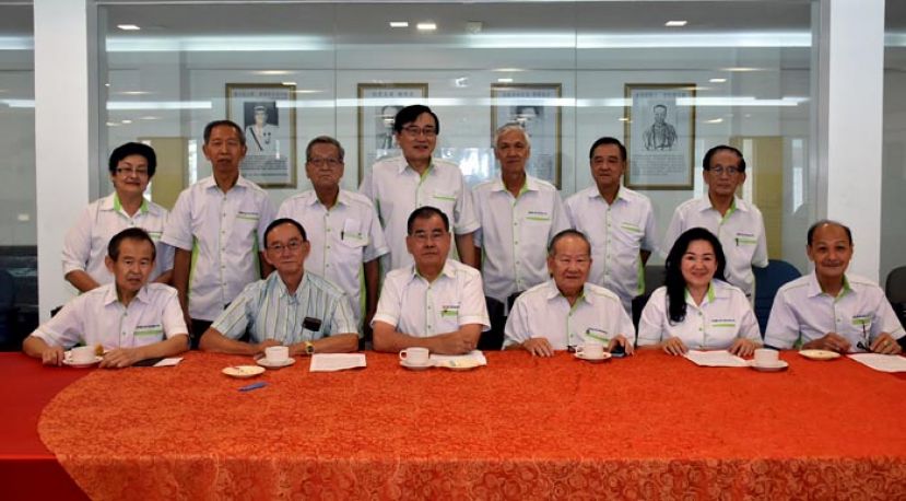 砂云南善堂2019年筹募白米运动新闻发布会，前排左起；为善堂秘书长张南华、副主席郭兴开、主席郑文新、副主席钟名宝、副秘书长赖小冰、教育郑永福；后排左起；副福利卢丽英、副联络陈金河、联络刘厚亮、副国英文书郑文发、中文书张寿国、副医药邓金海和蓝十许清水。