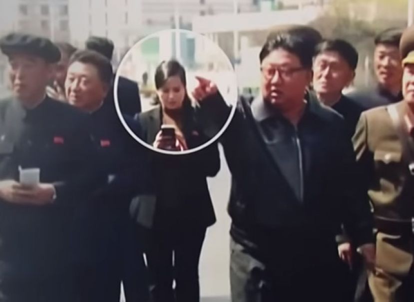 金正恩还在讲话，玄松月光明正大低头滑手机。