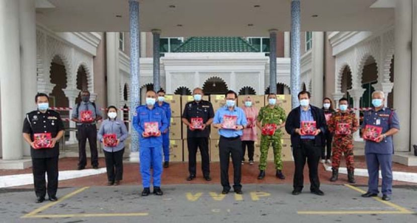 李景胜与各前线单位的部门主管与代表摄于移交仪式上。