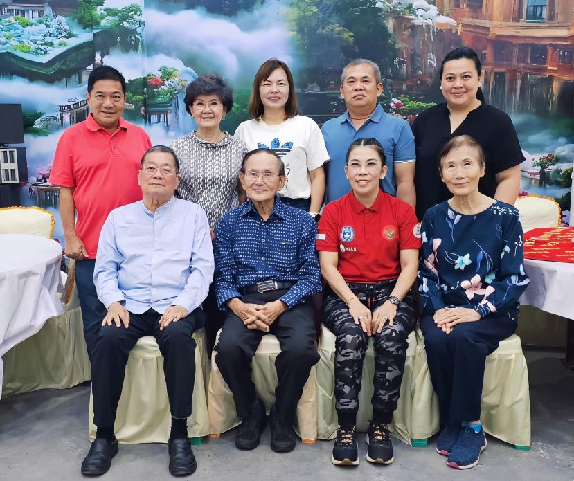 山口洋市长蔡翠媚宴请一行六人享用丰盛晚餐后合影留念。前排左一起为砂拉越文化研究协会会长拿督邓伦奇丶诗巫永安亭大伯公庙主席孙春富校长。右一起孙春富夫人陈文君丶山口洋市第四任市长蔡翠媚女士。后排左一起为杨富杰大德、拿督邓李玉凤、晋汉连省华总妇女组主任张慧娇。右二为夏易墙大德，右一为曾沴淇。