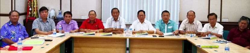 砂董总主席天猛公拿督刘利民（右5）主持该会理事会议，署理主席拿督包章文（左5）、秘书长蔡文铎律师（右4）等。