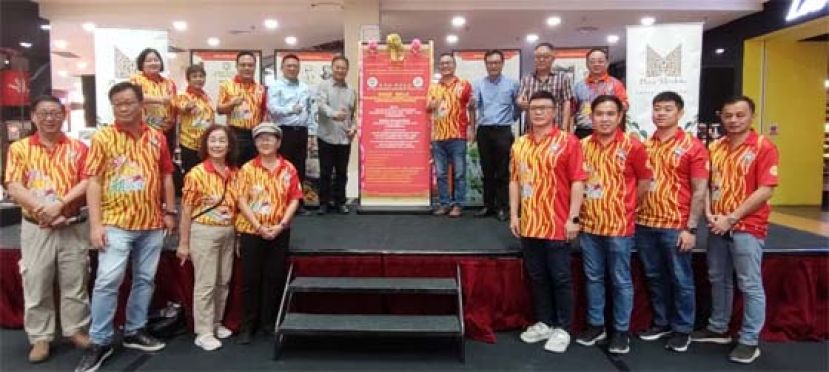 独立购物广场董事兼古晋潮州公会名誉顾问拿督黄天佑（后排左五）受邀为古晋潮州公会图片展主持开幕礼，后排左起为160周年庆典活动秘书郑姝萍、副财政方淑英、副筹委会主席陈瑞光及古晋潮州公会名誉会长天猛公郭翼升；后排右起为160周年庆典活动礼宾林瑞钊、古晋潮州公会名誉会长陈瑞兴、&ldquo;我爱砂拉越&rdquo;独立日庆典活动筹委会主席拿督沈坚石及160周年庆典活动筹委会主席陈家福。