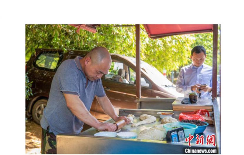 曹加齐与他的烧饼摊。