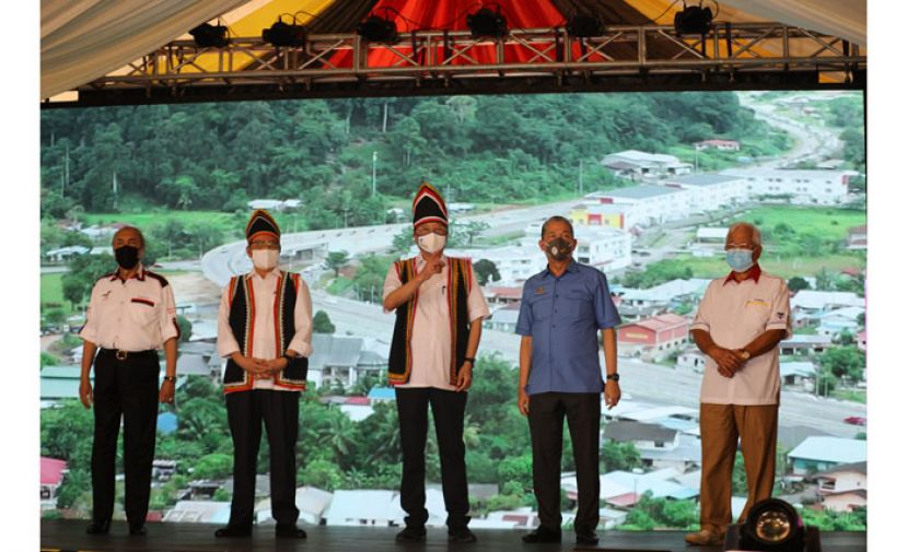 首相拿督斯里依斯迈沙比里（左三）在泛婆罗洲大道第三工程配套西连区路线主持推介礼。