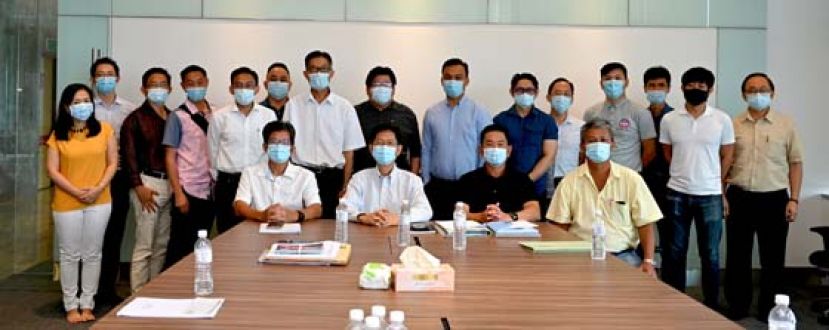 砂拉越石厂公会主席刘恭敢(中)与会员召开常年大会后合影。