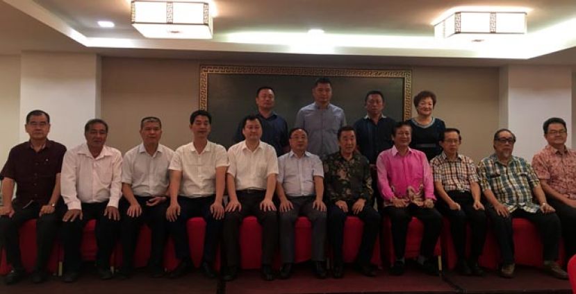 古晋福建公会设宴款待到访的福建黎明职业大学访问团，前排左起为古晋福建公会监察主席团郑文新、副会长蔡勇顺、黎明职业大学信息与电子工程学院博士黄传印、黎明职业大学国际交流学院副院长郑志明、黎明职业大学文化传播学院院长马家群、黎明职业大学党委副书记庄一民、古晋福建公会署理会长黄张金发、副会长王长福、副会长郑佑上、监察主席团林吴碧祥及教育主任田松茂。