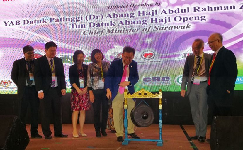 砂州地方政府与房屋部部长拿督沈桂贤代表首席部长出席主持2019年&ldquo;一带一路&rdquo;热带医学联盟-马来西亚国际热带医学大会开幕的敲锣仪式。右一及二是大会筹委会主席莫哈末莱利苏海里教授，世纪大学校长纪平光教授，左二是筹委会署理主席兼诗巫卫生局局长郑左汉，代表海南医学院BRTMA理事会会长出席的张帆教授，世纪集团执行长丘美兰。