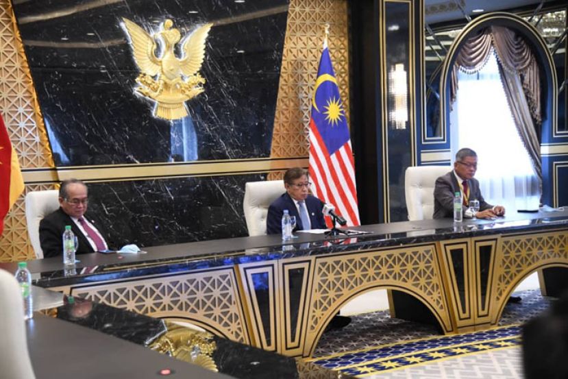 首长拿督巴丁宜阿邦佐哈里（中）在砂安全与执法单位成立三周年庆典上致词，左为副首长拿督阿玛道格拉斯和该单位总监拿督蔡庆忠。