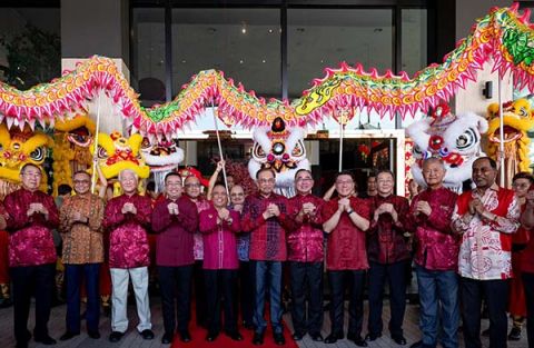 ●首相安华等在霹雳中华总商会新春团拜上向各界拜年。