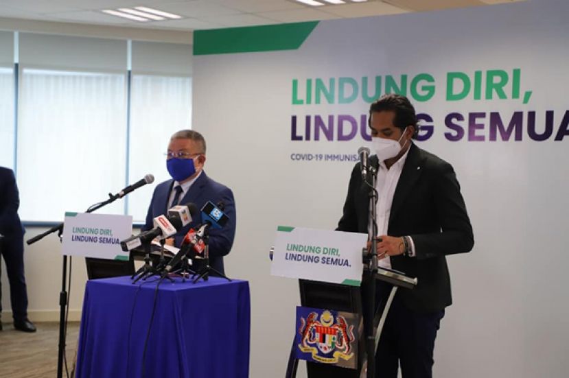 科学、工艺及革新部长凯里（右）摄于新闻发布会上。