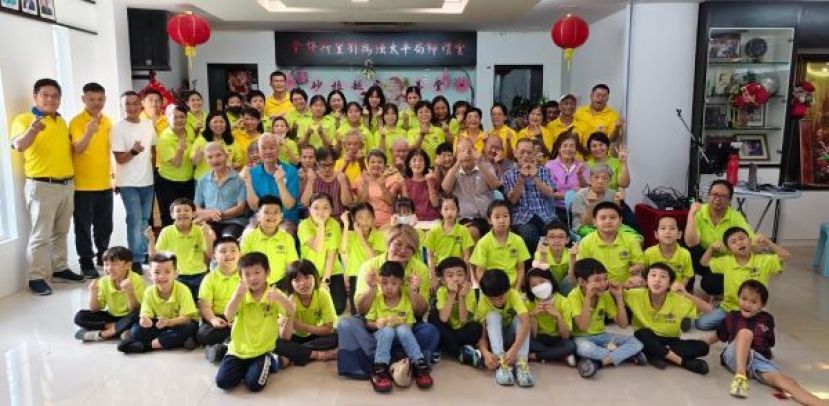 参与在砂云南善荃老人收容所教学的紫辉阁德育班师生，董班及志工们和住院老人合影。站者左一起阁长蔡岷谷，总务彭国良，青年团理事蔡乙荣。德育班主任林念芝及志工老师。