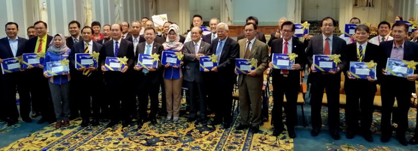 砂副首长拿督阿玛道格拉斯与获得砂其他宗教单位拨款基金的砂盟议员合影留念。