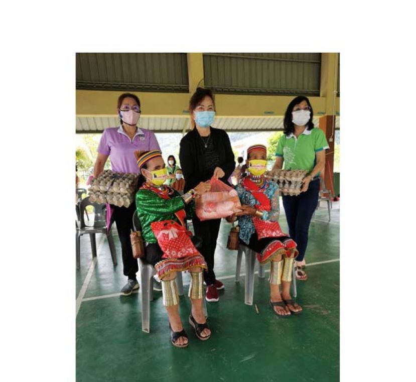 古晋福建公会妇女组兼古晋福州公会妇女组主任刘碧云（中）与福州公会副主任陈月华（左）及福建公会副主任何逸菁（右）移交物资  予两名比达友长者时影。