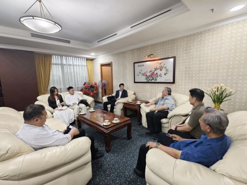 广东省驻东南亚（吉隆坡）经贸办事处拜访砂中总，双方进行交流。