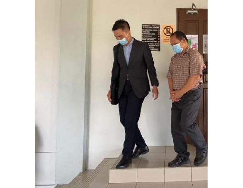 涉嫌贿赂助理警监的被告（右）前往办理保外手续。