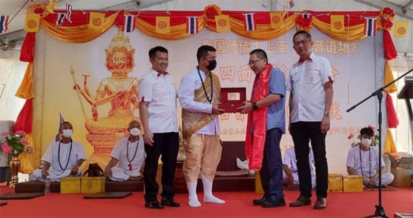图示：主持阿占普米（左2）移交纪念品予拿督黄鸿圣时影。右为筹委会主席甲必丹杨国宗，左为师佛太上古晋道场主席林桦隆。