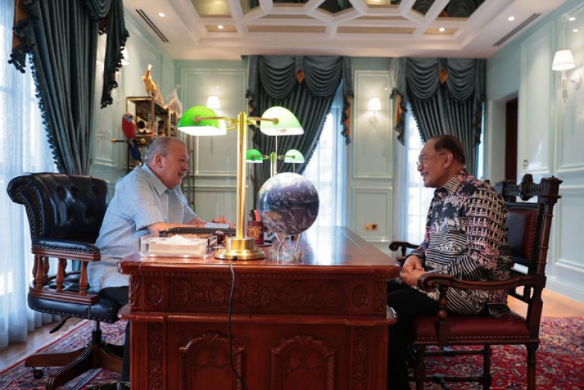 首相安华(右)向国家元首汇报政府施政。