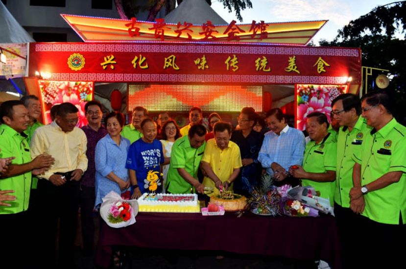 众嘉宾为砂地方政府与房屋部长拿督沈桂贤（右六）及古晋兴安会馆会长黄张金发（右七）庆祝生日，右二起；为古晋兴安会馆副会长郑文发、顾问郑瑞福、古晋福州公会署理会长王长福及中国驻古晋总领事馆总领事程广中；左起为古晋福建公会会长拿督黄良杰、古晋南市市长夫人孙美惜及南市市长拿督曾长青。