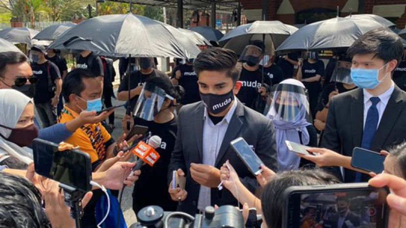 &ldquo;民主联盟党&rdquo;（MUDA）创办人赛沙迪（中）接受媒体访问。