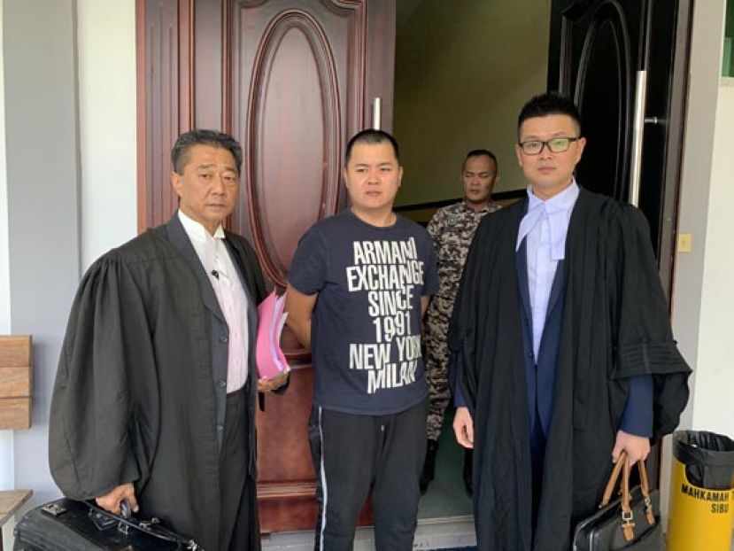 砂拉越律师公会诗巫分会主席蔡小炜律师（左）及何德豪律师（右）与林姓被告在高庭外合影。