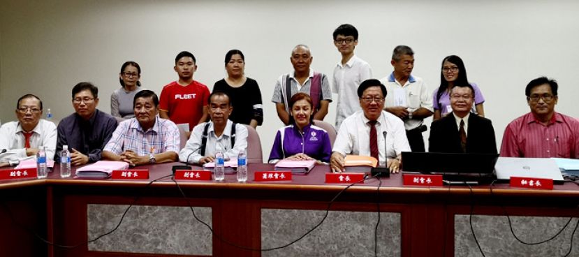 诗巫省华人社团联合会颁发2019年第32期贷学金。华团领导人及贷学金捐献者在颁发仪式后与8位受惠学生及家长代表合影。前右三是华团会长严榀胜，左四是名誉会长拿督刘乃好，右五是贷学金主任蓝丽红。