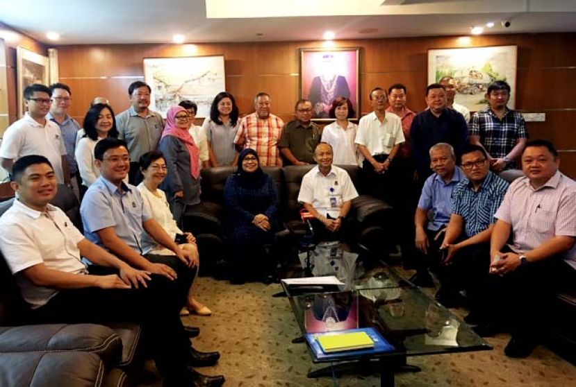 众人于交流后合影，坐者(左二)起为联合区委主席为杨岩彬、顾问兼古晋支部主席拿督杨莉和巴当鲁巴国会议员拿督斯里罗哈妮及南市市长曾长青等人。