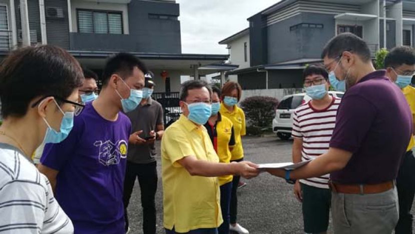 拿督斯里沈桂贤（中）与巴达旺市议会秘书及工程师等，向居民讲解公园的蓝图。