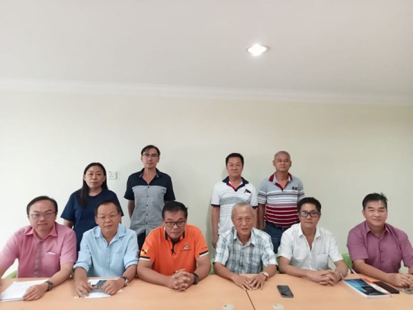 庆典筹委同仁在筹委会以后合摄。前排左一为砂轮胎同业公会会长兼庆典大会主席林庆宏。右三为筹委会主席林凤美.