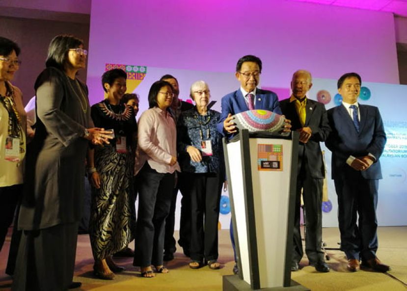 砂旅游、艺术、文化部部长拿督阿都卡林（右三）为&ldquo;2019年玩转古晋&rdquo;和婆罗洲国际串珠大会主持推展礼。