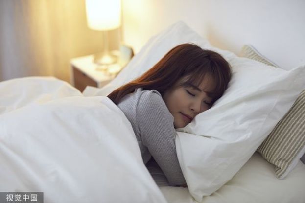 上床前吃根香蕉睡得更香甜　专家盘点8大食物超助眠