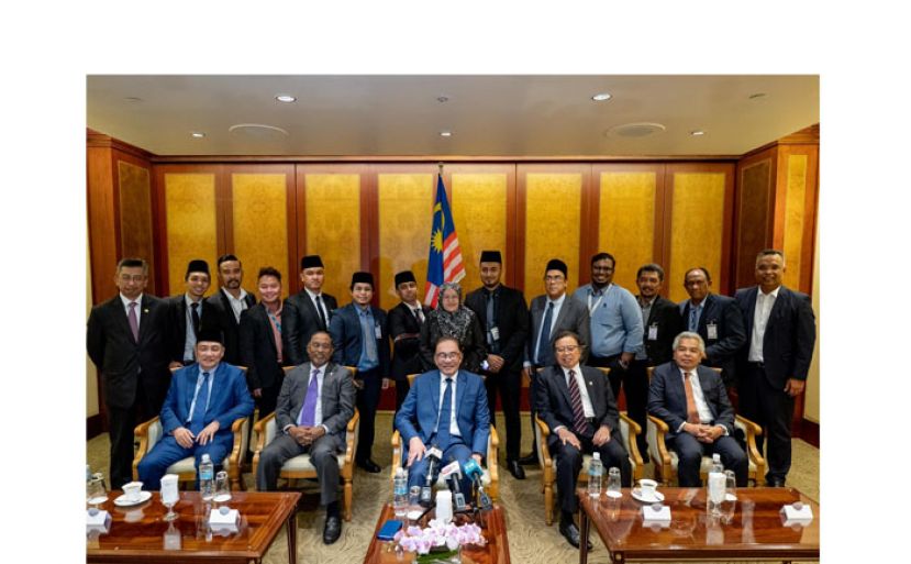 首相安华(中)向媒体发表谈话。右二为砂拉越总理阿邦佐哈里、沙巴首席部长哈芝芝(左一)，以及外交部长赞比里(左二)。