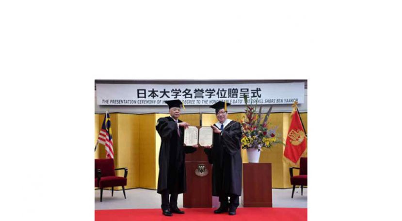 首相获得日本大学颁赠医学博士名誉学位