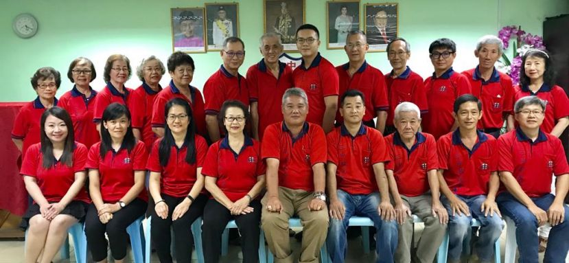 《2019心手相连，光辉回校晚宴》三中校友会会长兼筹委会主席许孝智（坐左4）及筹委们合照。