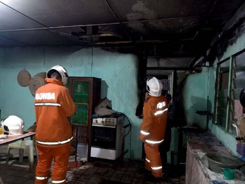 消拯人员在着火单位的厨房展开调查。