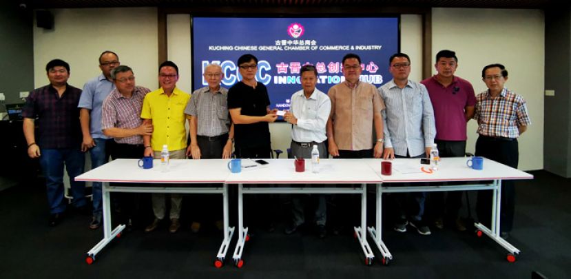 承包商贝克家（左六）移交古晋中总创新中心门卡予古晋中华总商会会长拿督陈日枝（左七）接收。