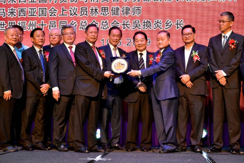 马福总会长拿督斯里刘为强太平局绅（右三）赠送纪念品予世福总会长吴换炎（左五）。