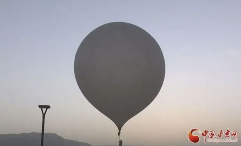 崆峒国家基本气象站放出的探空气球。