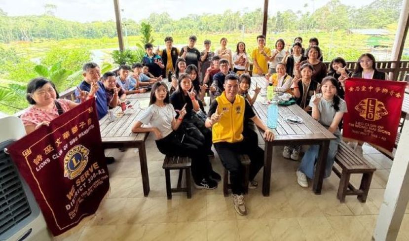 &nbsp;活动结束后合影，后排站者右三诗巫黄乃裳中学狮青社负责人林燕礼老师，前排坐者一黄乃裳狮青社主席陈怡盈以及诗巫文华狮子会会长萧国彬。