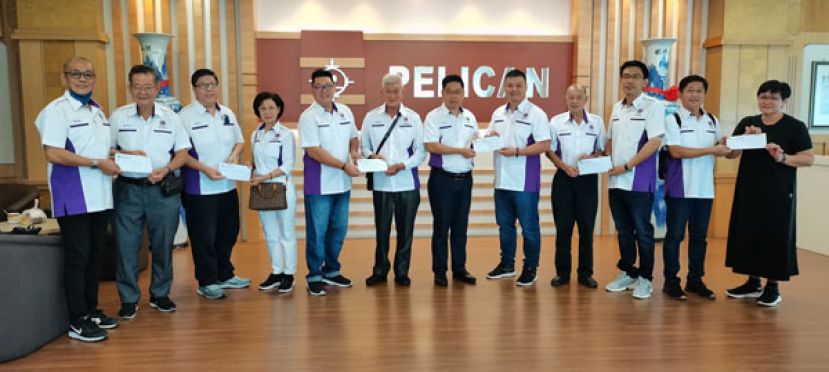 晋汉省德教会紫辉阁青年团团长谢嵩(左五)、筹委会主席谢平豪(右五)、青团财政蔡俊民(右三)、青团福利杨秀松(左三)、副经济蔡传武(左一)及康乐黄冠瑞(右二),分别移交赞助邀请函给署理阁长陈盛福(左六)、阁长蔡岷谷(右六)、 副阁长林顺昌(右四)、副阁长陈勇廷(左二)、妇女组主任陈桂英(左四)及副阁长谢云德之代表陈娘缘(右一)。